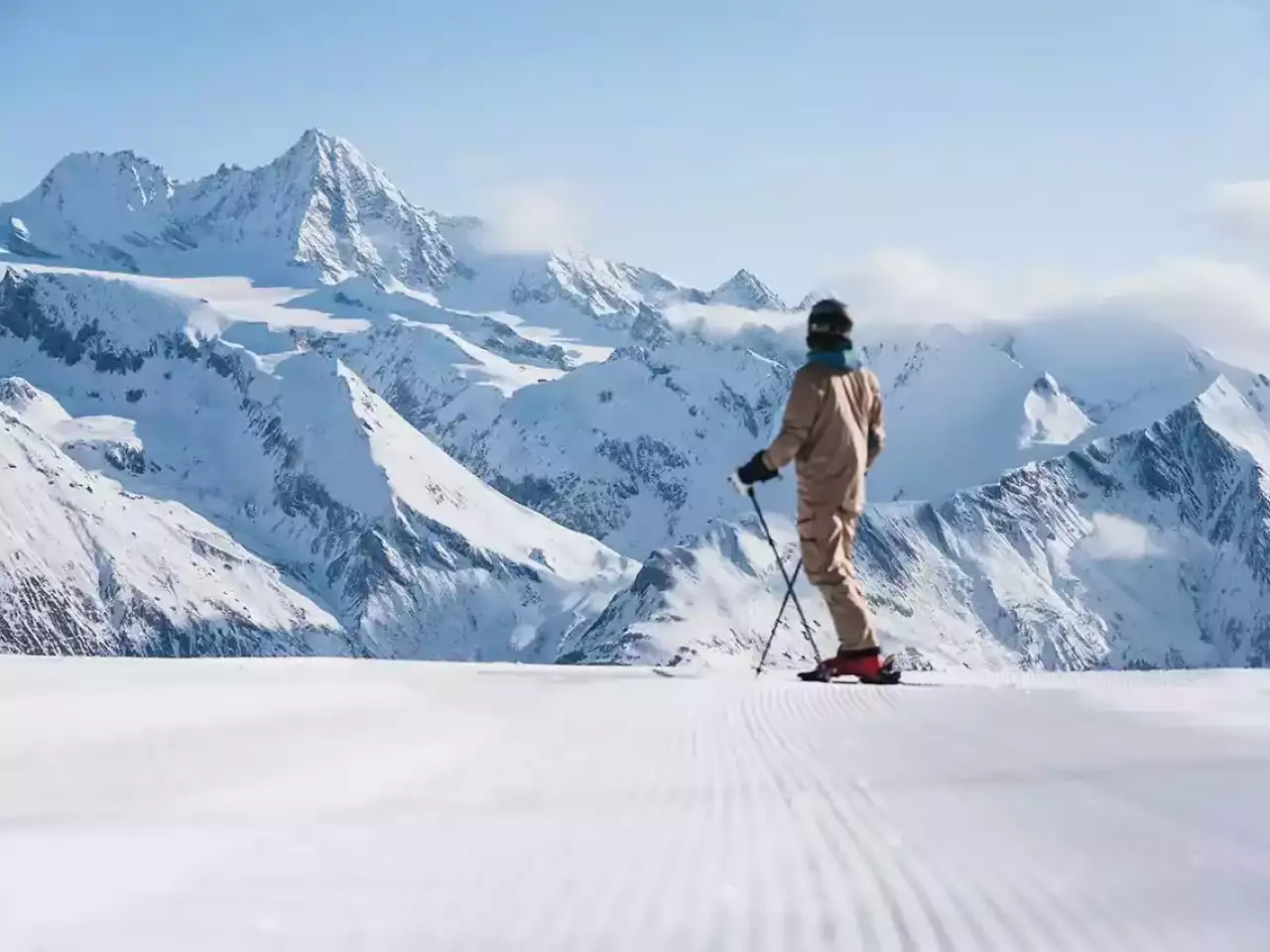 Skifahrer geniesst Bergkulisse im Skigebiet