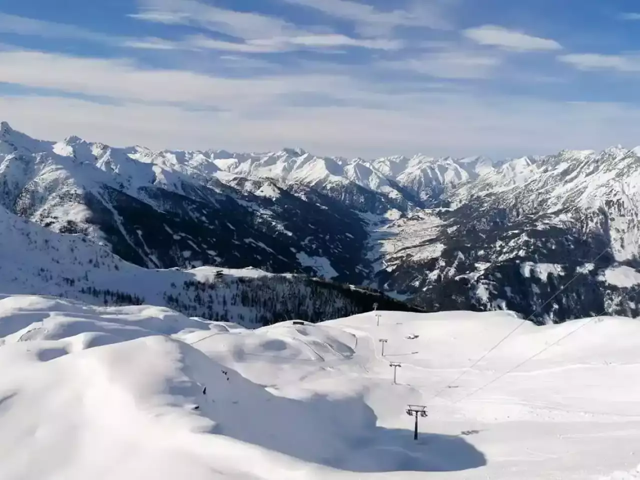 Winterliche Berglandschaft mit Skigebiet