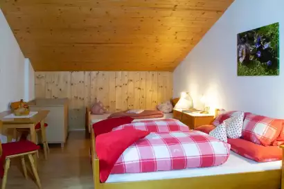 3_klampererhof-virgen-fewo-goldriedblick-dreibettzimmer.webp