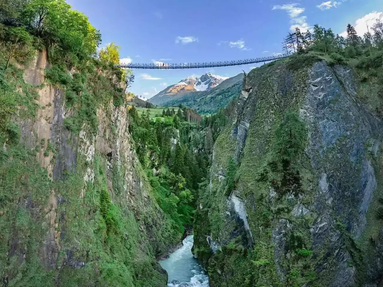 Hängebrücke über einer Schlucht der Isel im Sommer