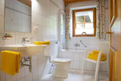 3_klampererhof-virgen-fewo-zunigblick-badezimmer.webp