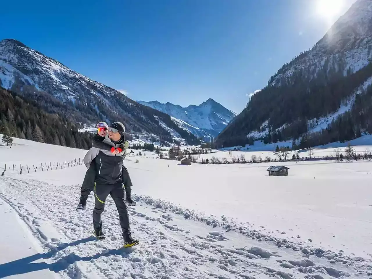 Vater mit Sohn beim Winterwandern in den Bergen