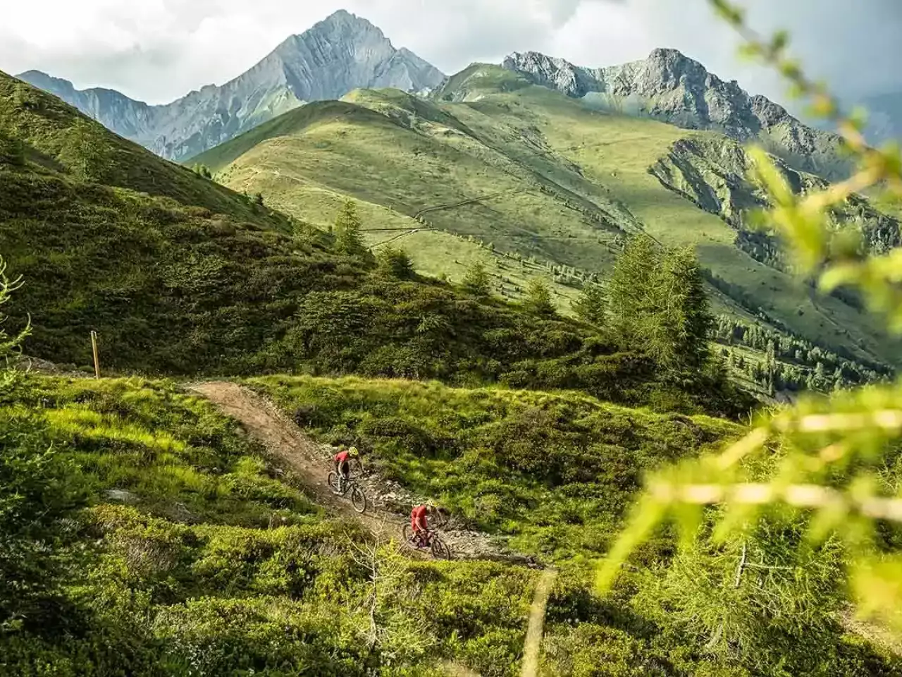 zwei Downhillbiker am Trail in den Bergen von Kals am Großglockner