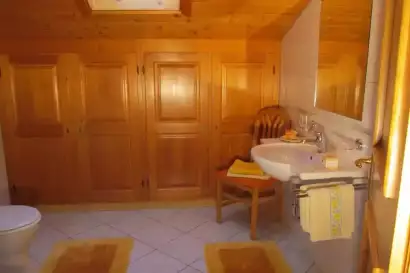 6_klampererhof-virgen-fewo-goldriedblick-badezimmer.webp