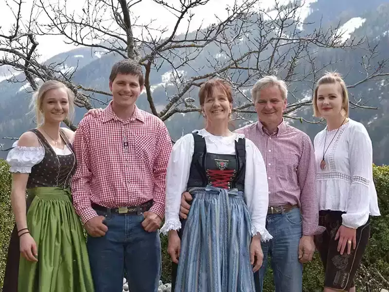 Gastgeber mit ihren 2 Töchter und 1 Sohn